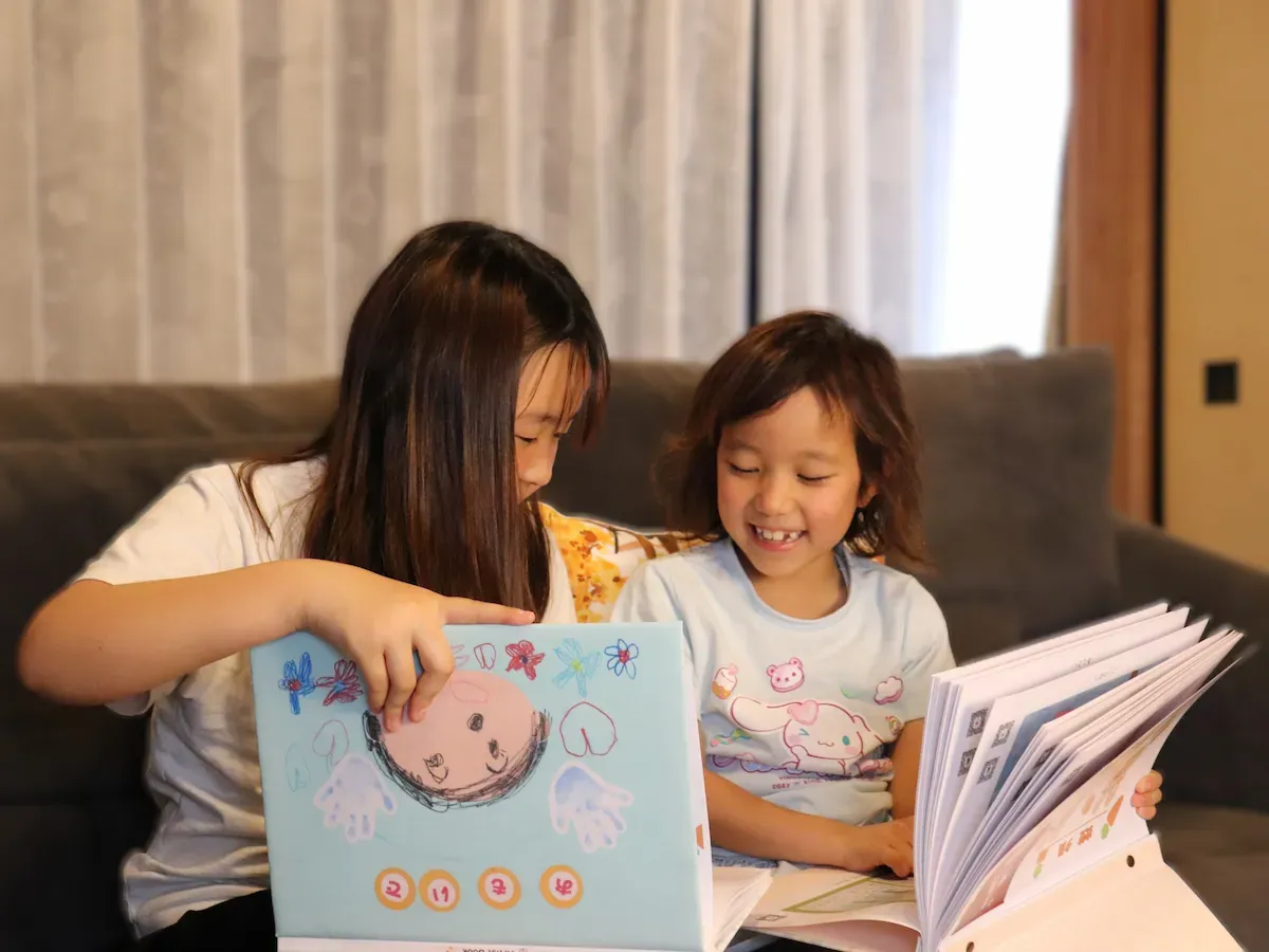 自分の作品を見せる子どものイメージ