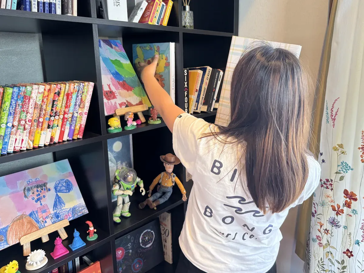 リビングに飾られた子どもの作品のイメージ