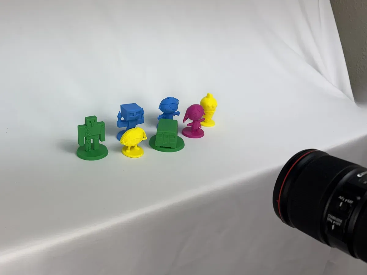 専用スタジオで立体作品を撮影する様子