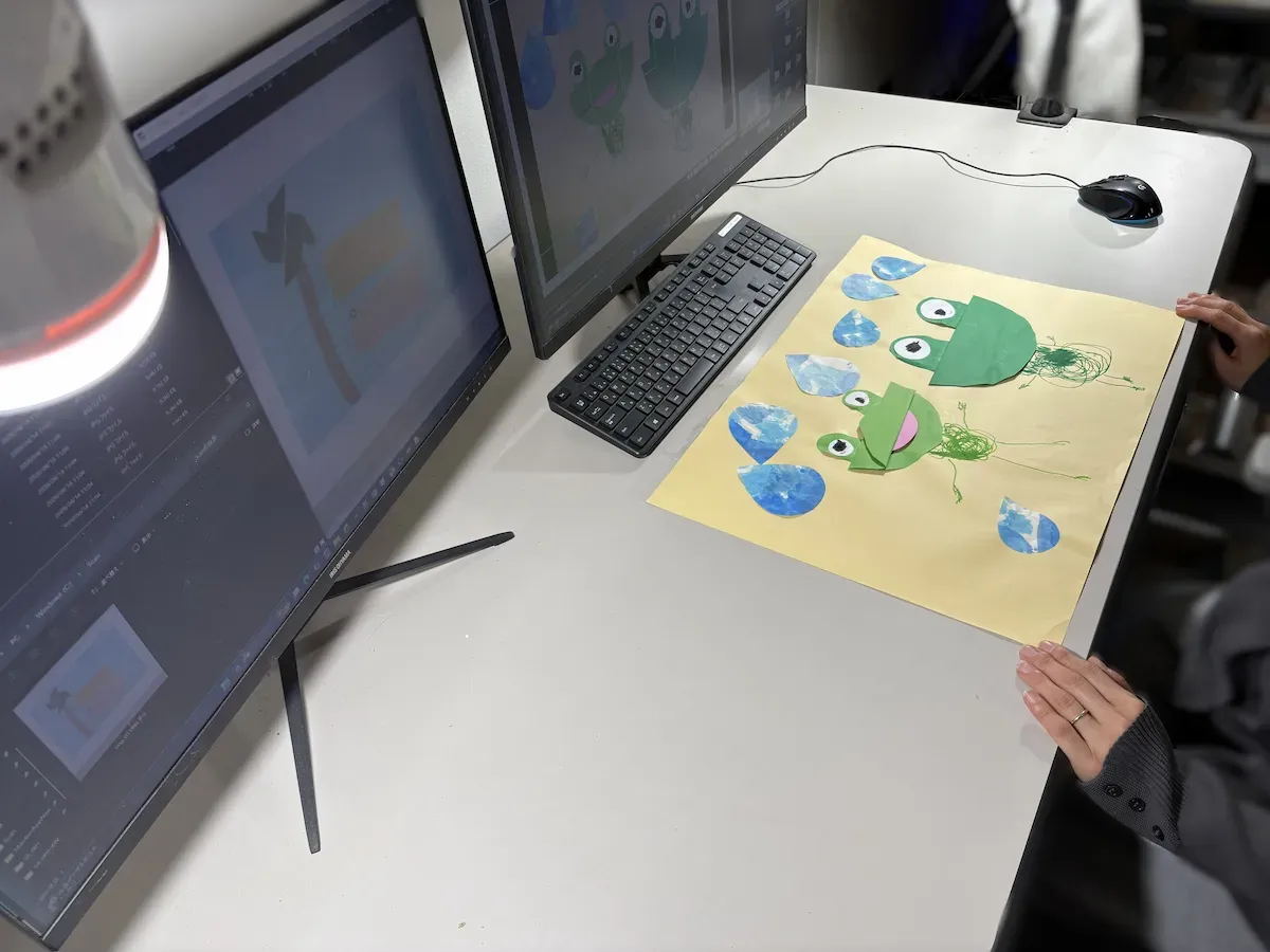 子どもの作品をパソコンでデータ化している様子