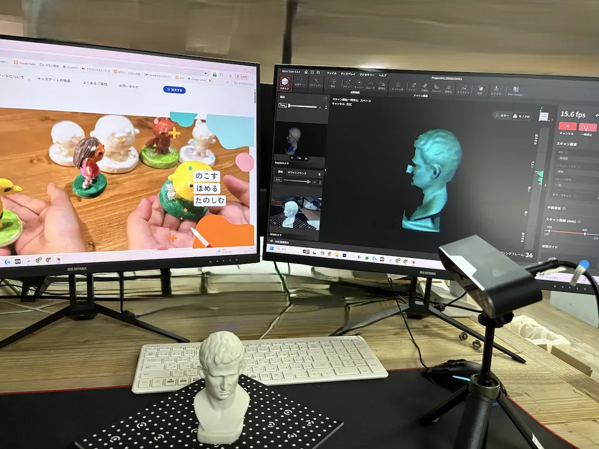 3Dカメラで立体作品を記録する様子