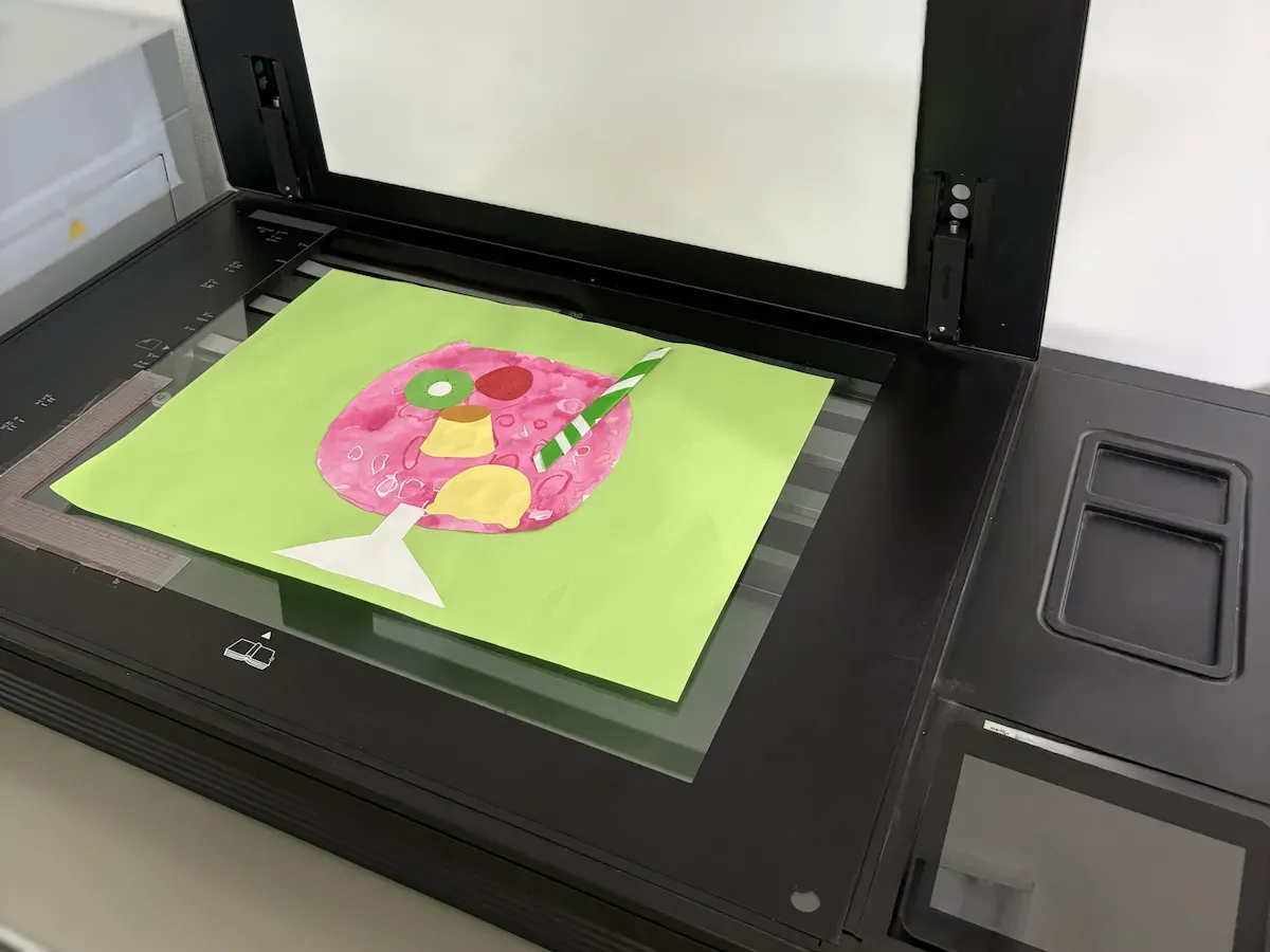 A2スキャナーで作品をスキャンする様子