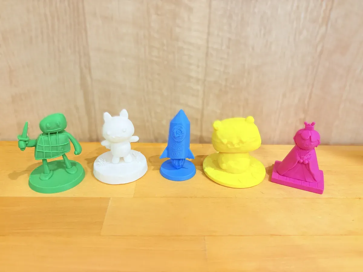 5色から選べる単色仕上げのフィギュア