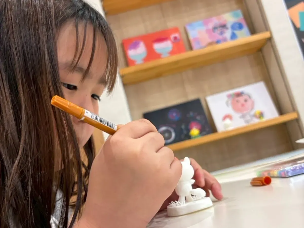 フィギュアに親子で色を塗って楽しむ様子