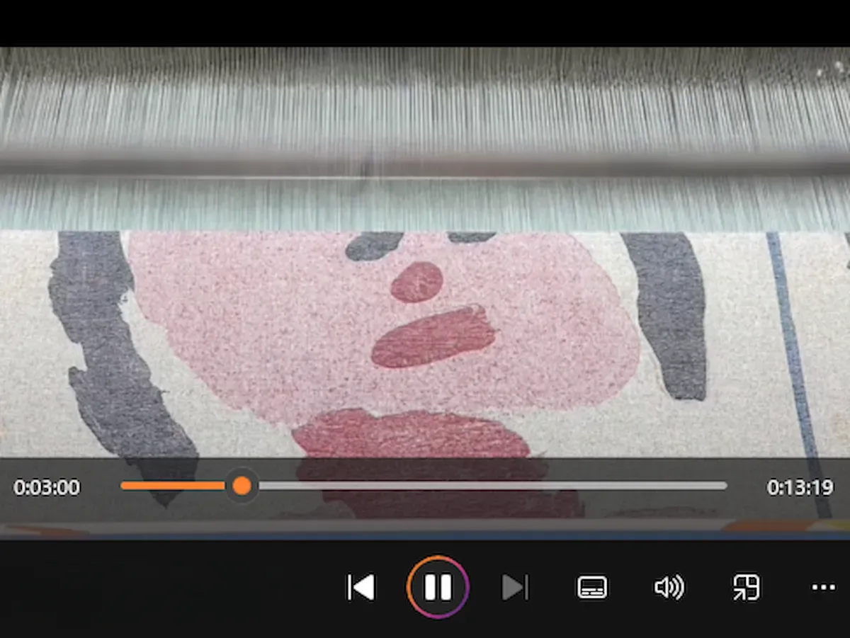 織機が絵を織り上げていく制作動画のイメージ